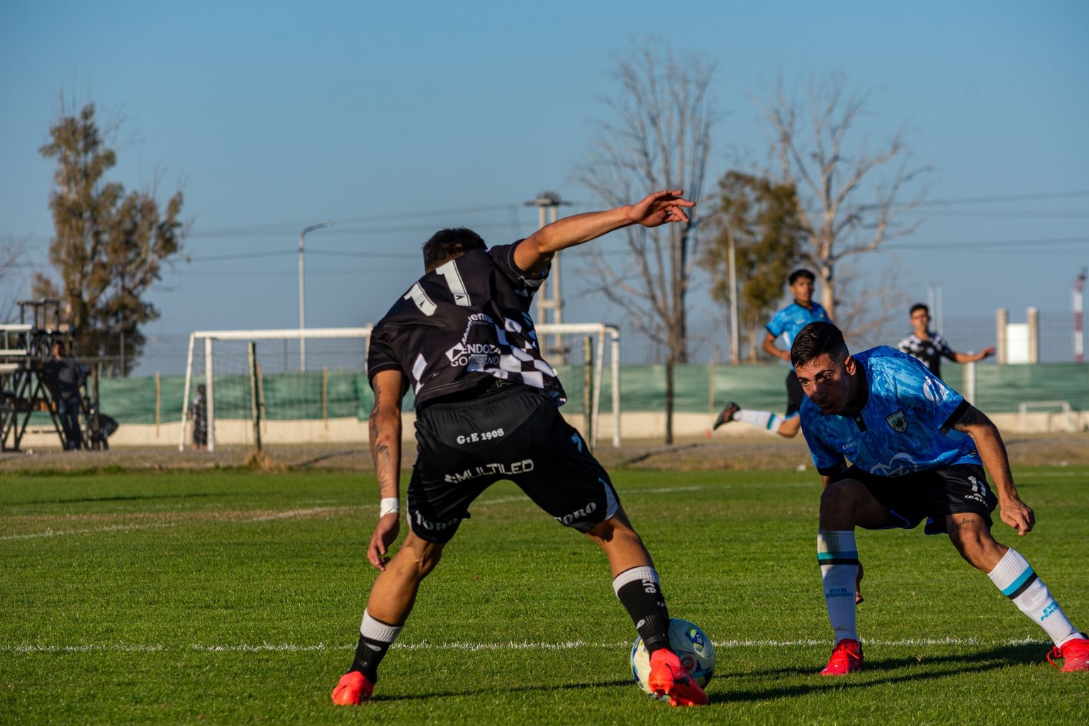 The Art of Overlapping Fullbacks: When and How to Use This Tactic — Tactical Context and Opponent Analysis The Art of Overlapping Fullbacks: When and How to Use This Tactic — Tactical Context and Opponent Analysis